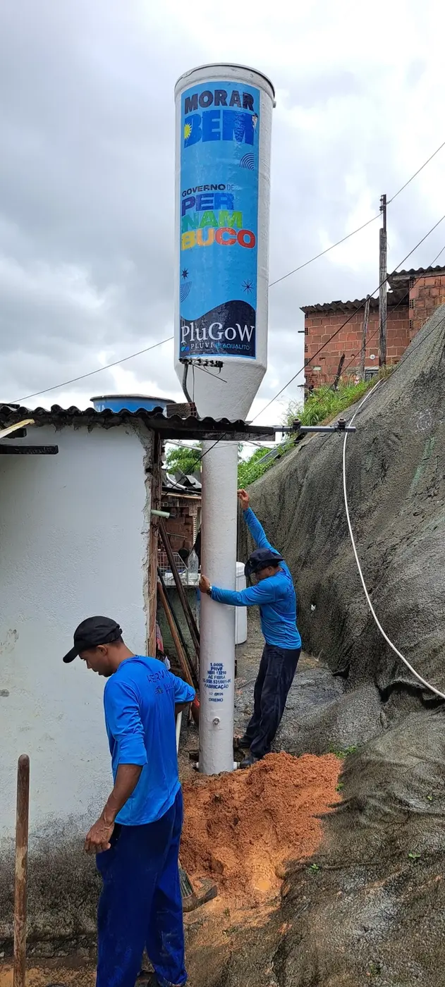 Equipe realizando a instalação de um PluGoW em Jardim Monte Verde
