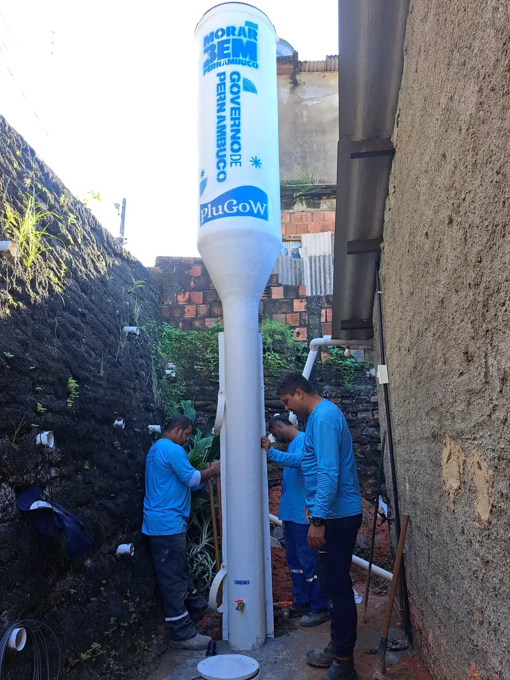 Equipe da PLUVI junto ao PluGoW durante a instalação em Jardim Monte Verde